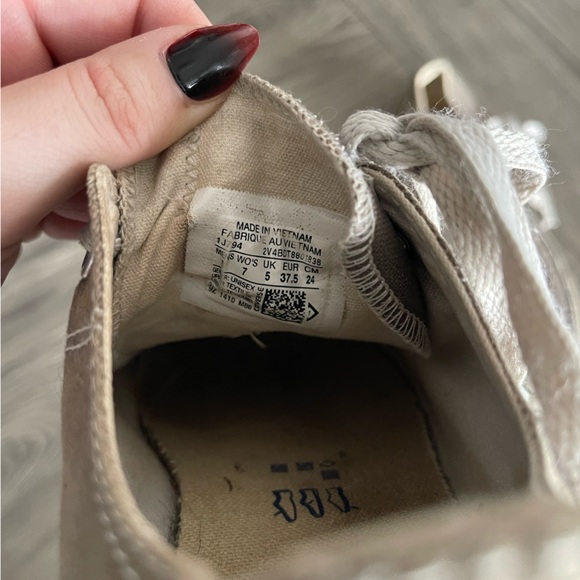 Tan & White Chucks- M5, W7 - Picture 3 of 6
